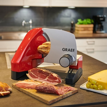 Graef-Allesschneider mit Brot, Wurst und Käse auf einer Küchenarbeitsplatte
